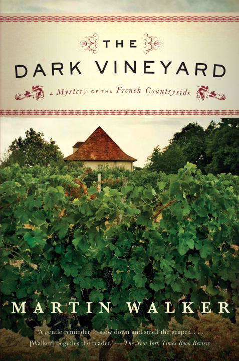 Book cover of The Dark Vineyard (Bruno, Chief of Police #2)