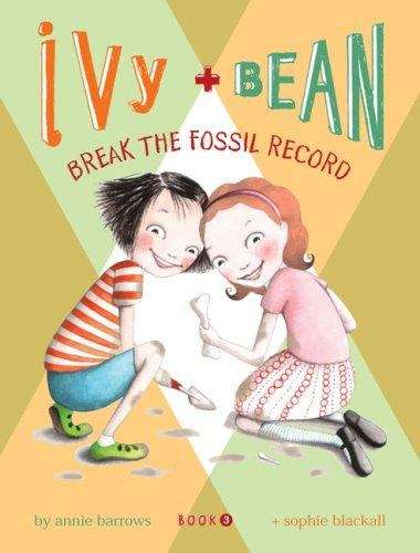 Book cover of Ivy + Bean Break the Fossil Record (Fountas & Pinnell LLI Blue: Level M)
