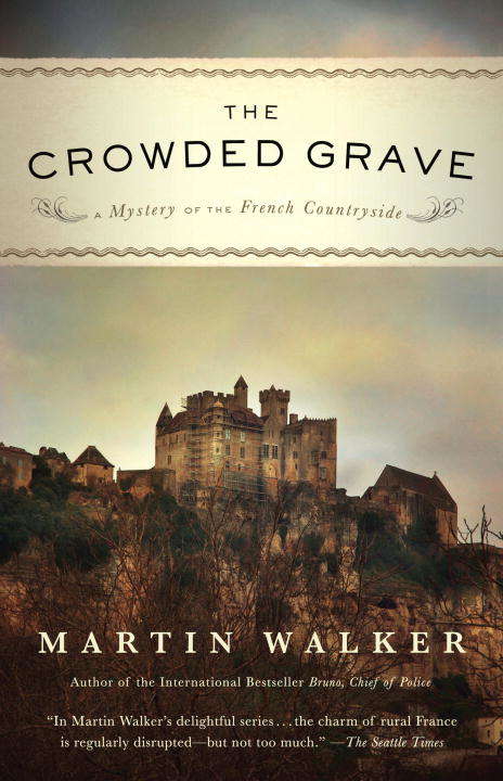 Book cover of The Crowded Grave (Bruno, Chief of Police #4)