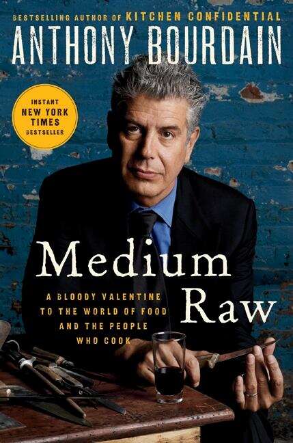 Book cover of Medium Raw: A Bloody Valentine to the World of Food and the People Who Cook