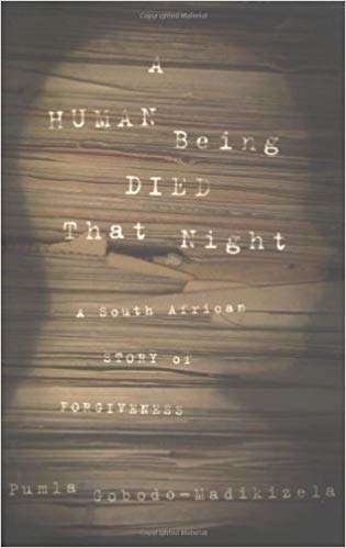 Book cover of A Human Being Died That Night: A South African Story of Forgiveness