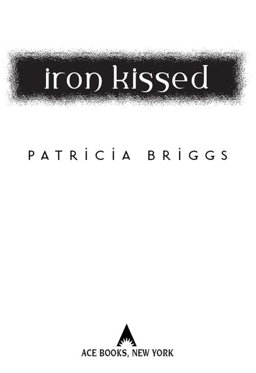 Book cover of Iron Kissed (Mercy Thompson #3)