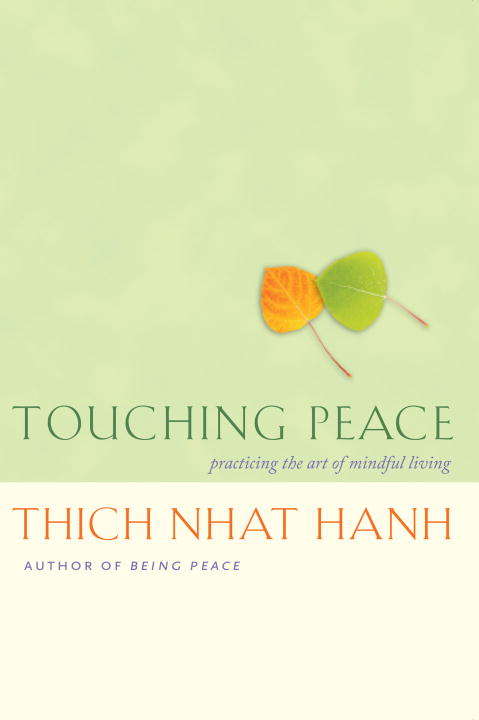 Book cover of Touching Peace: Practicing the Art of Mindful Living